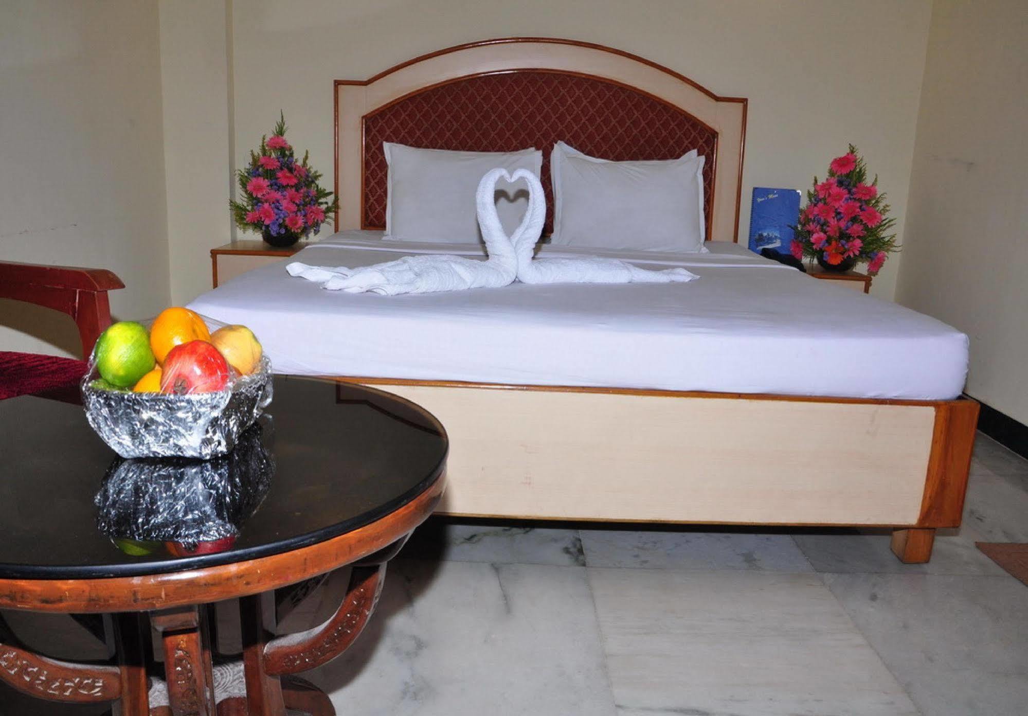 Mount Heera Hotel Csennai Kültér fotó